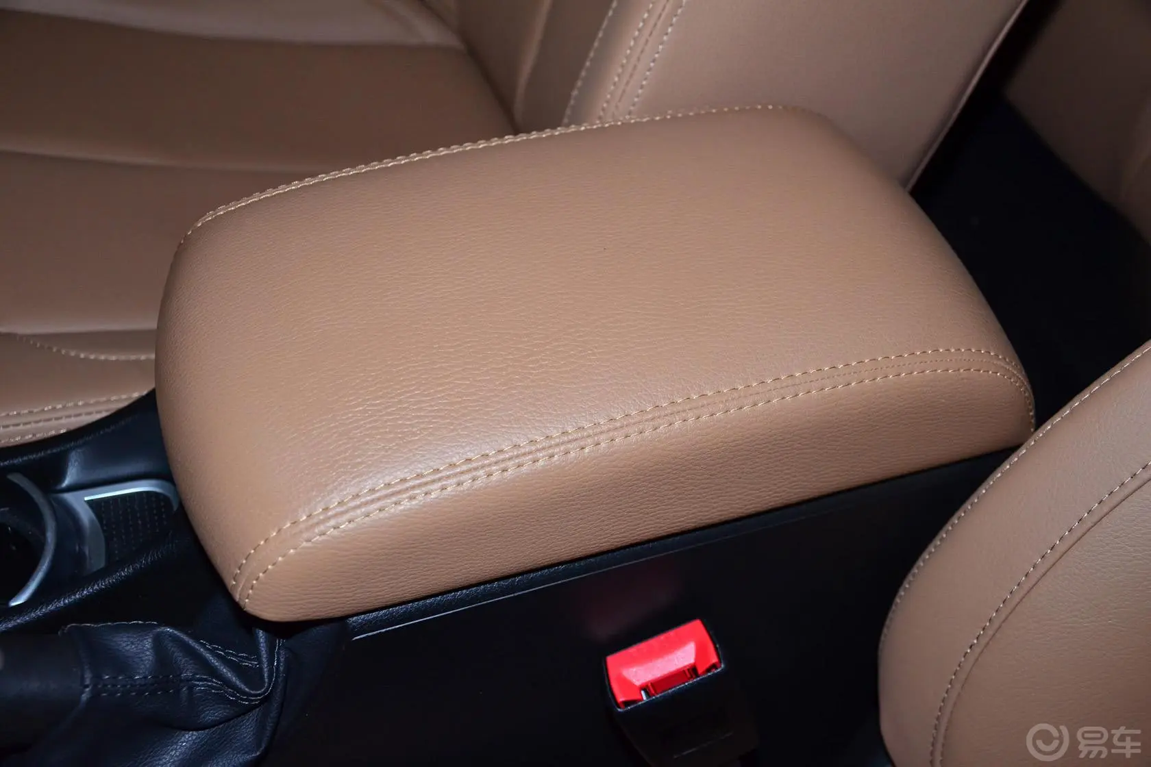 中华H5301.6L 手动 舒适型前排中央扶手箱