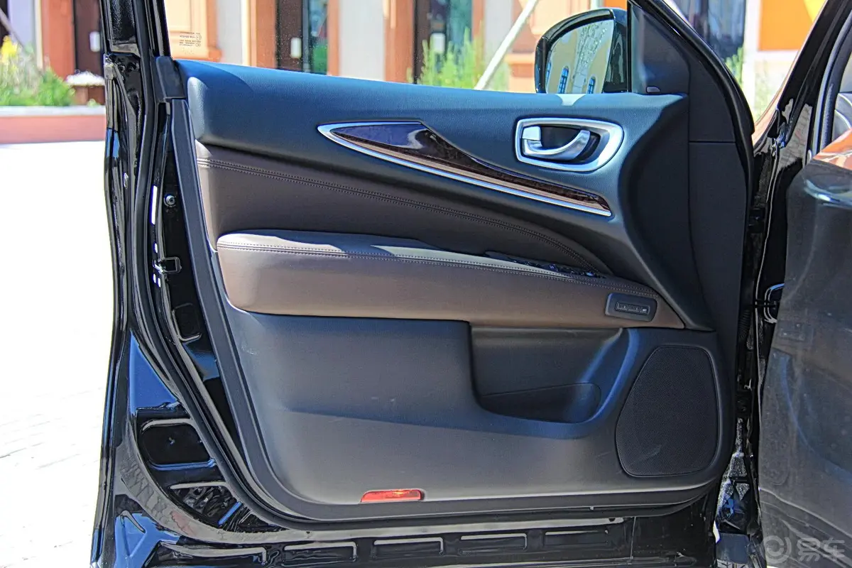 英菲尼迪QX60(进口)2.5 S/C Hybrid全能版驾驶员侧车门内门板