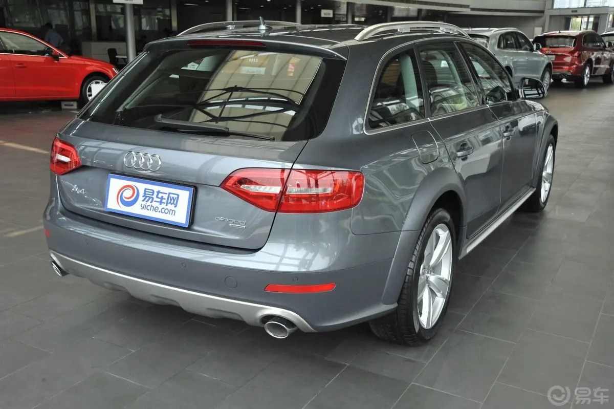 奥迪A4(进口)40TFSI allroad quattro侧后45度车头向右水平