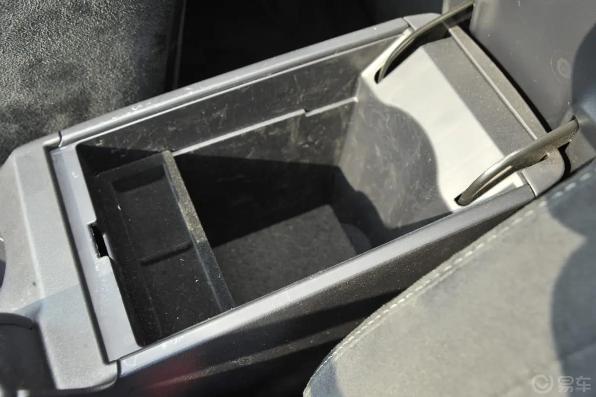 雷克萨斯CT200h 1.8L 自动 舒适版（双色）前排中央扶手箱空间