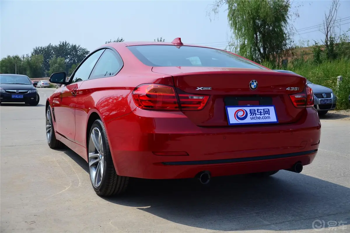 宝马4系双门轿跑车 435i xDrive 运动设计套装侧后45度车头向左水平