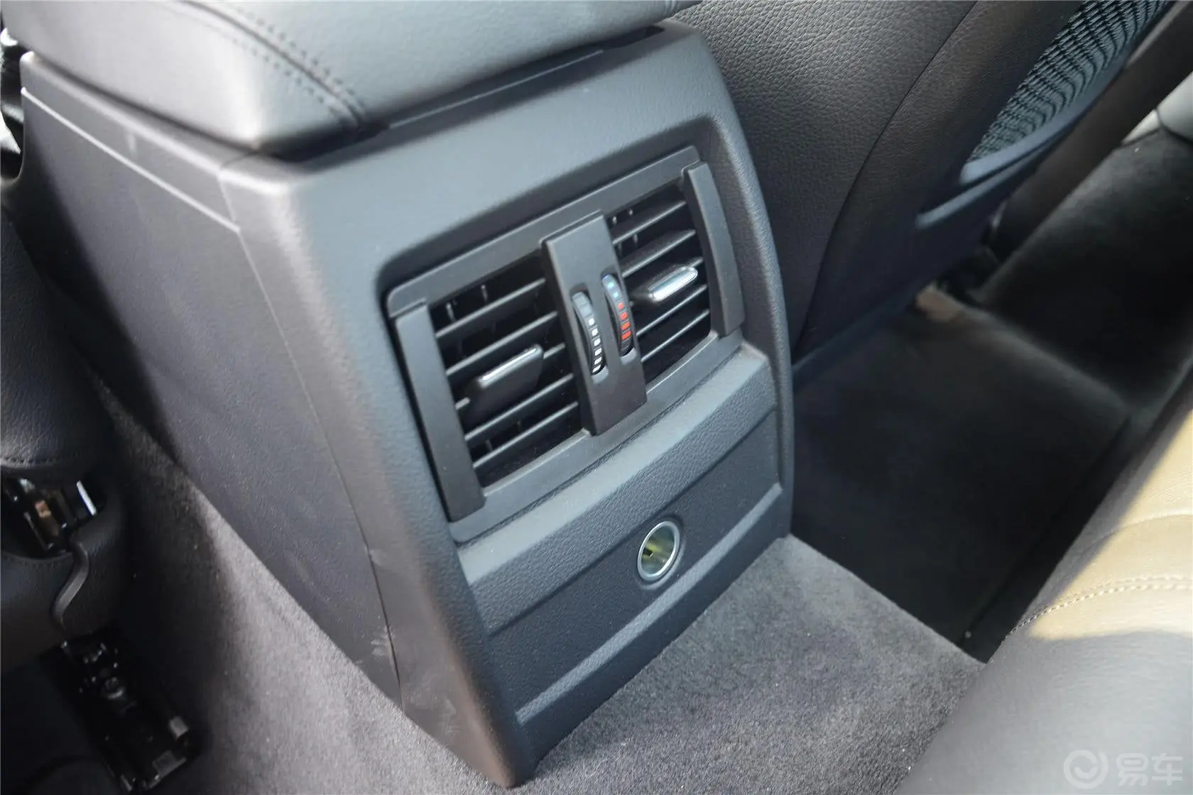 宝马4系双门轿跑车 435i xDrive 运动设计套装后排出风口（中央）