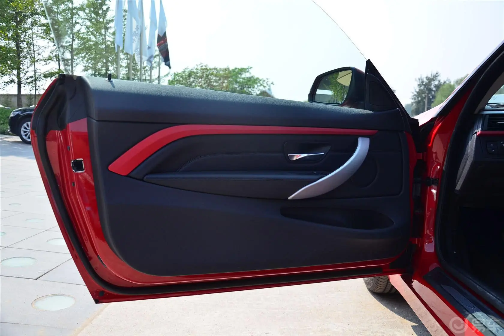 宝马4系双门轿跑车 435i xDrive 运动设计套装驾驶员侧车门内门板