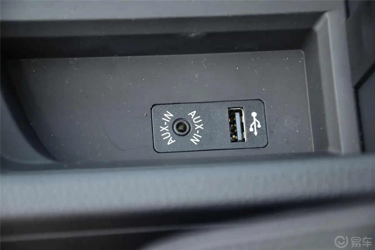 宝马4系双门轿跑车 435i xDrive 运动设计套装USB接口