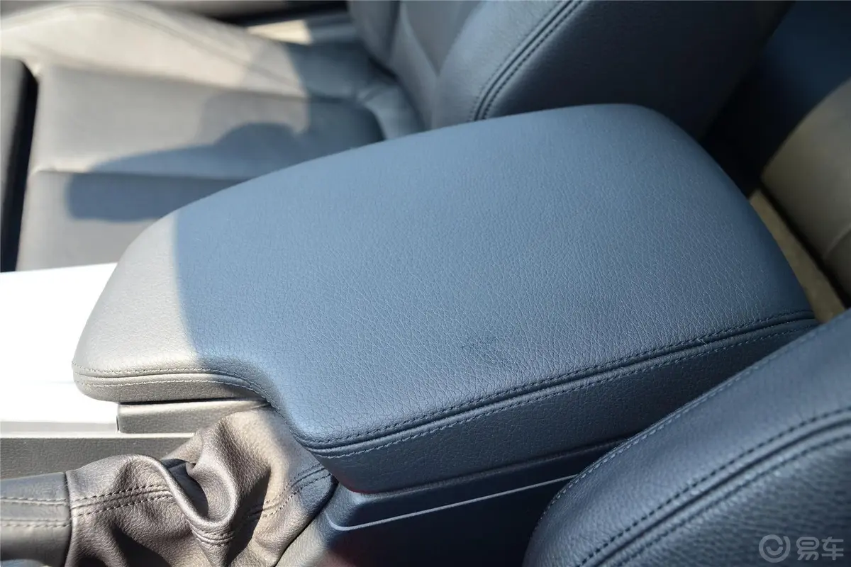 宝马4系双门轿跑车 435i xDrive 运动设计套装前排中央扶手箱