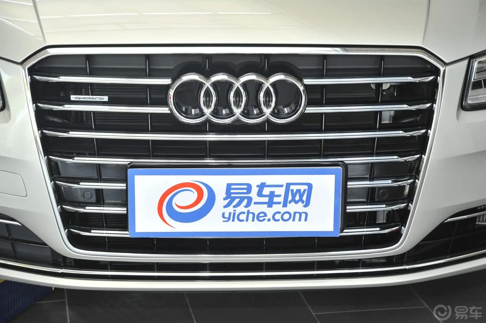 奥迪A8A8L 45 TFSI quattro 豪华型前格栅侧俯拍