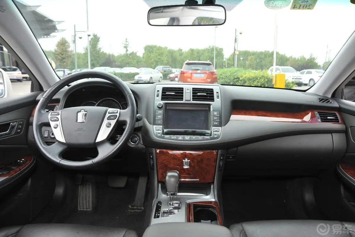 皇冠V6 2.5L Royal 舒适版前排中央扶手箱