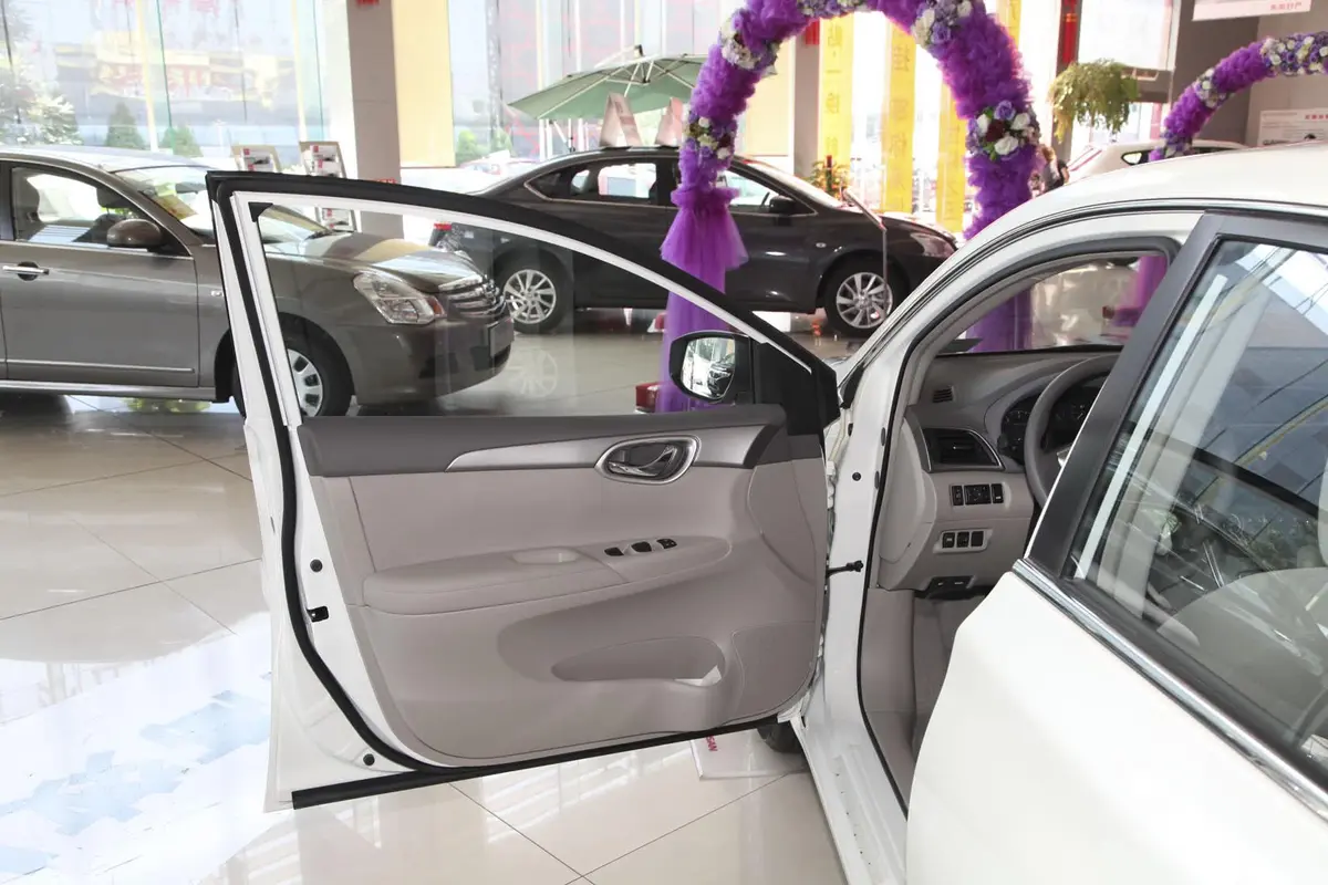 轩逸1.6L 自动 XE 舒适版驾驶员侧车门内门板