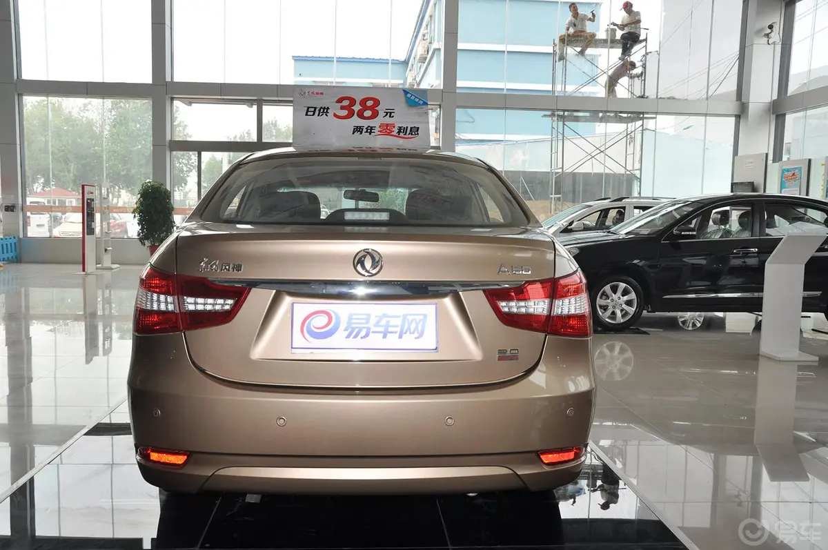 风神A602.0L CVT 豪华型正后水平