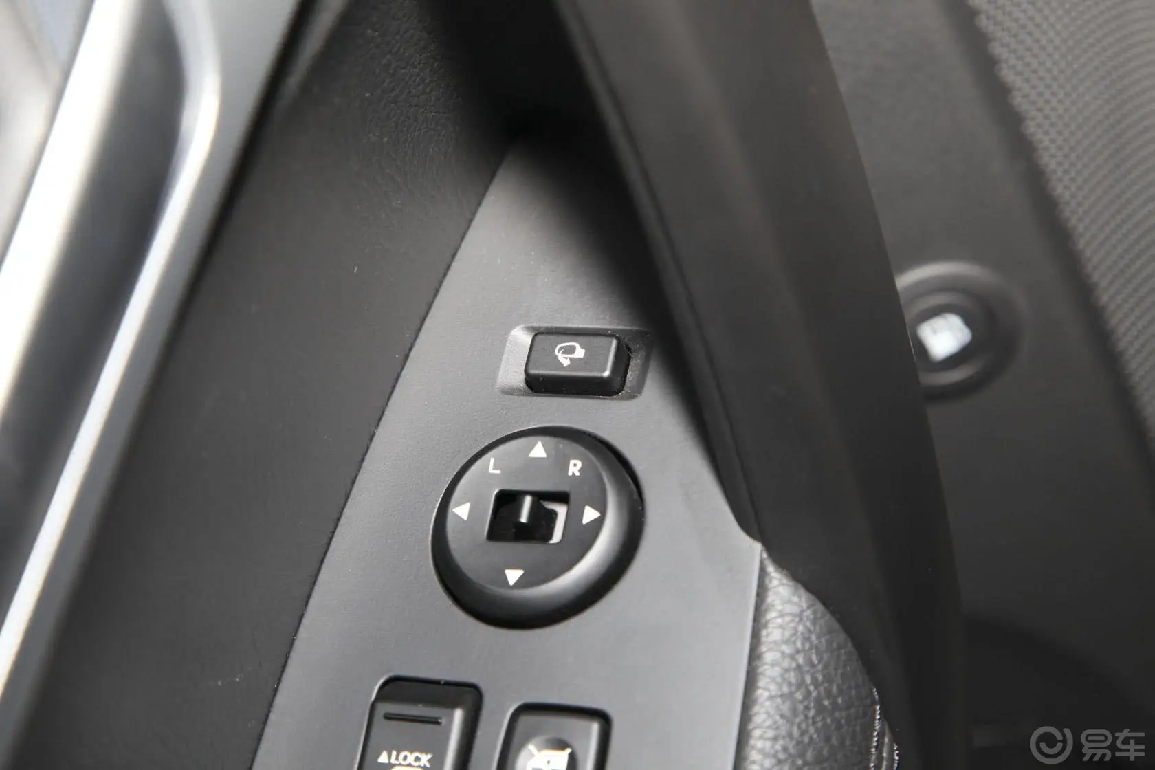 索兰托2.4L 汽油 豪华版 七座(GDI) 国五外后视镜控制键