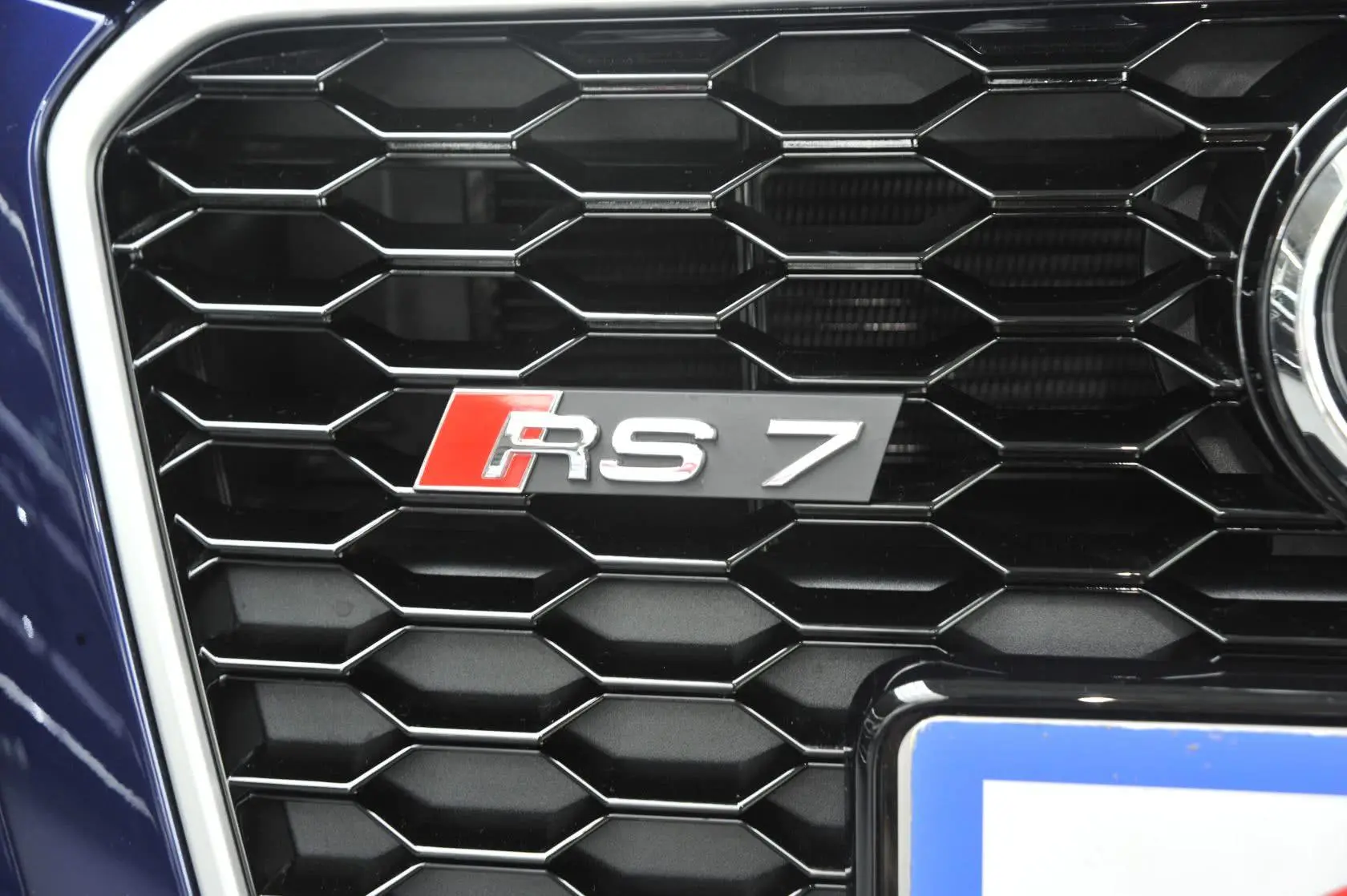 奥迪RS 74.0T 8速手自一体外观