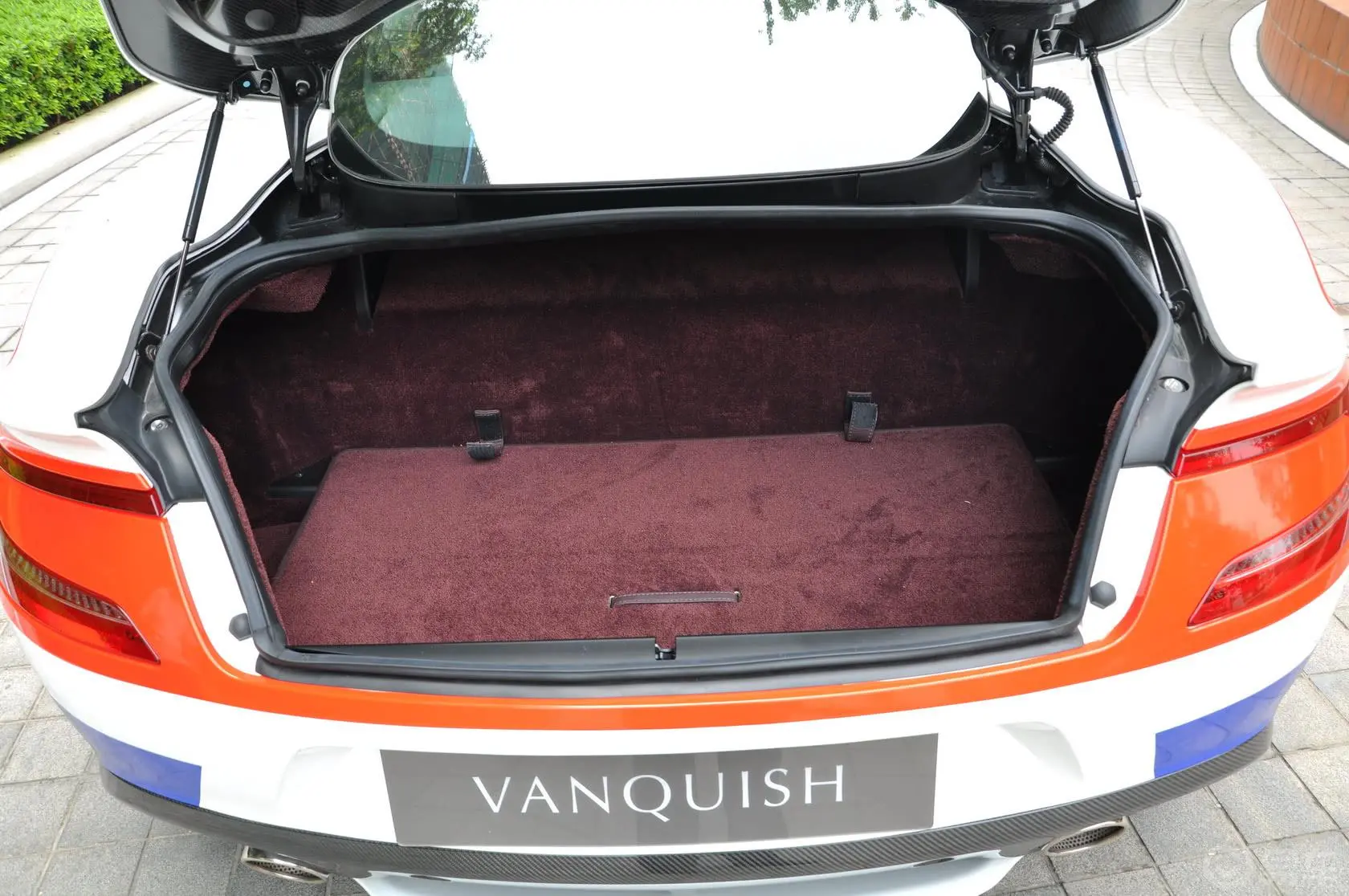 Vanquish6.0L 基本款行李箱空间