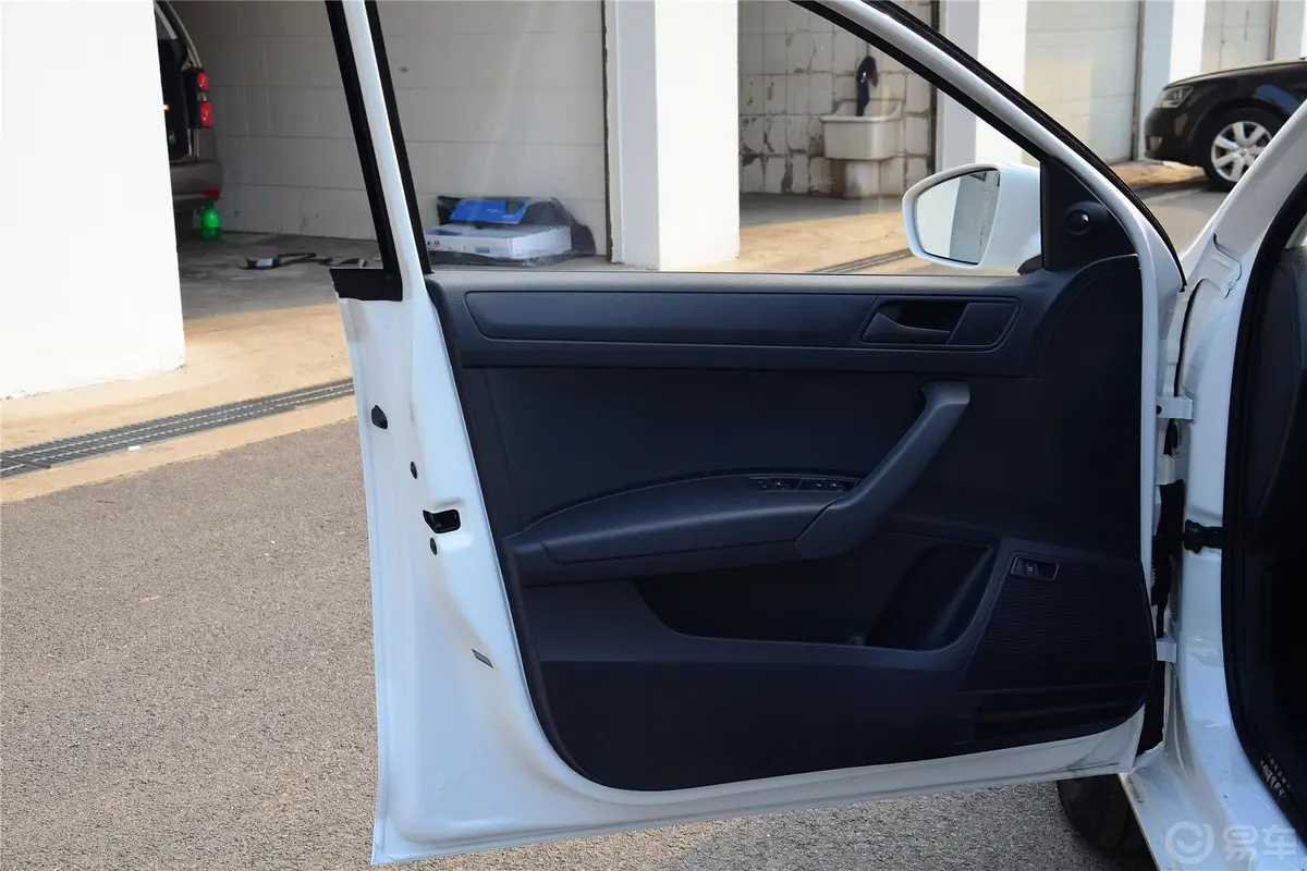 桑塔纳1.6L 自动 风尚版驾驶员侧车门内门板
