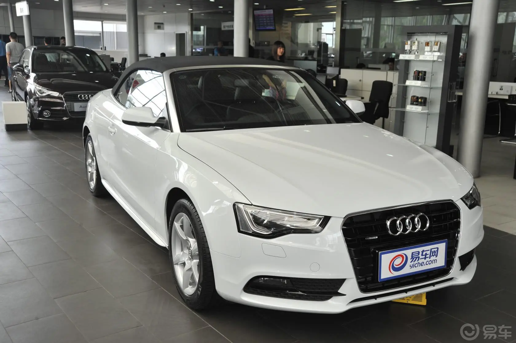 奥迪A5Cabriolet 40TFSI quattro侧前45度车头向右水平