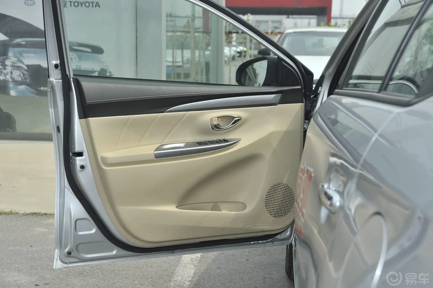 威驰1.5L 自动 智尊版驾驶员侧车门内门板