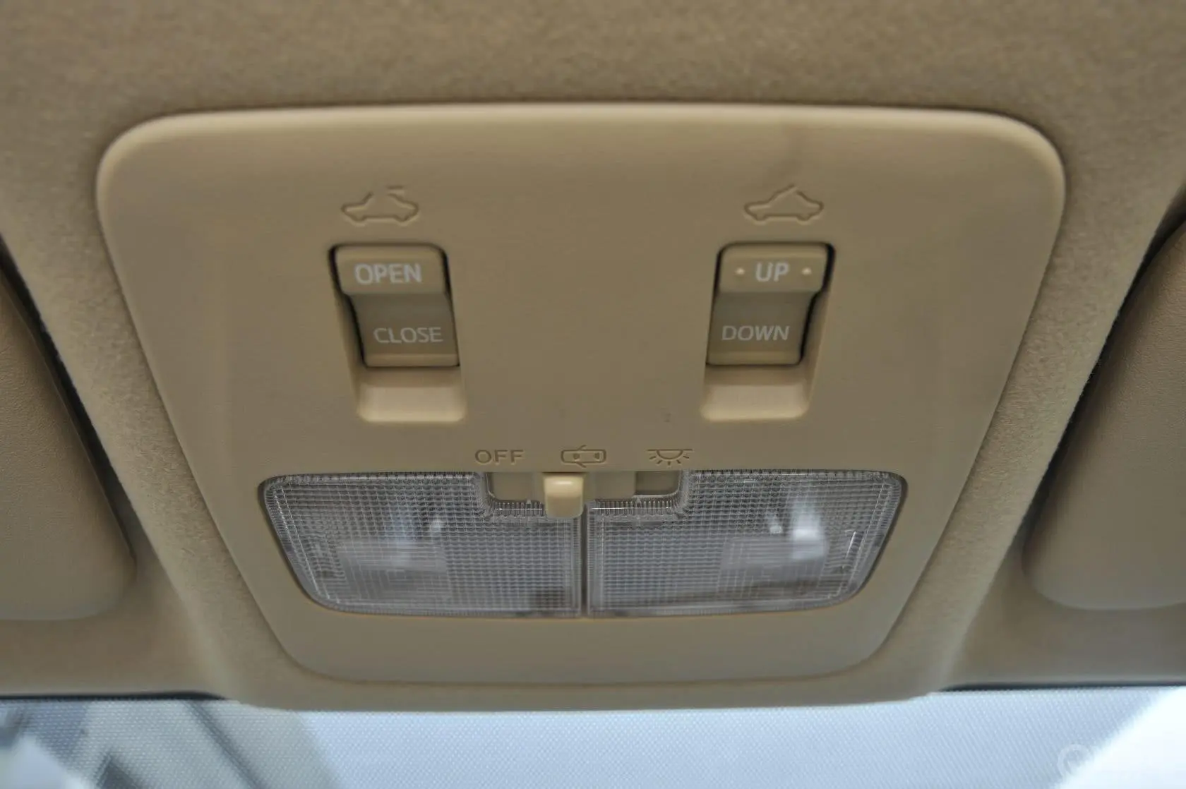 威驰1.5L 自动 智尊版前排车顶中央控制区
