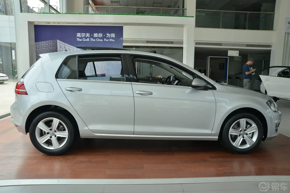 高尔夫1.4TSI 自动豪华型正侧车头向右水平