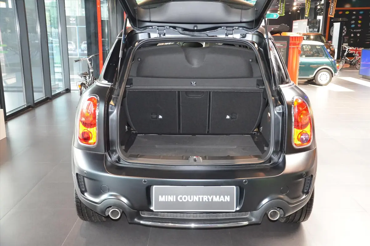 MINI COUNTRYMAN1.6T COOPER S All 4 极致暗夜版行李箱空间