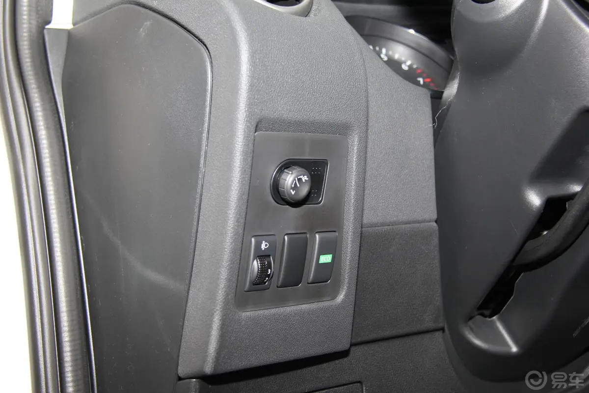 逍客2.0 XV 炫 CVT 2WD外后视镜控制键