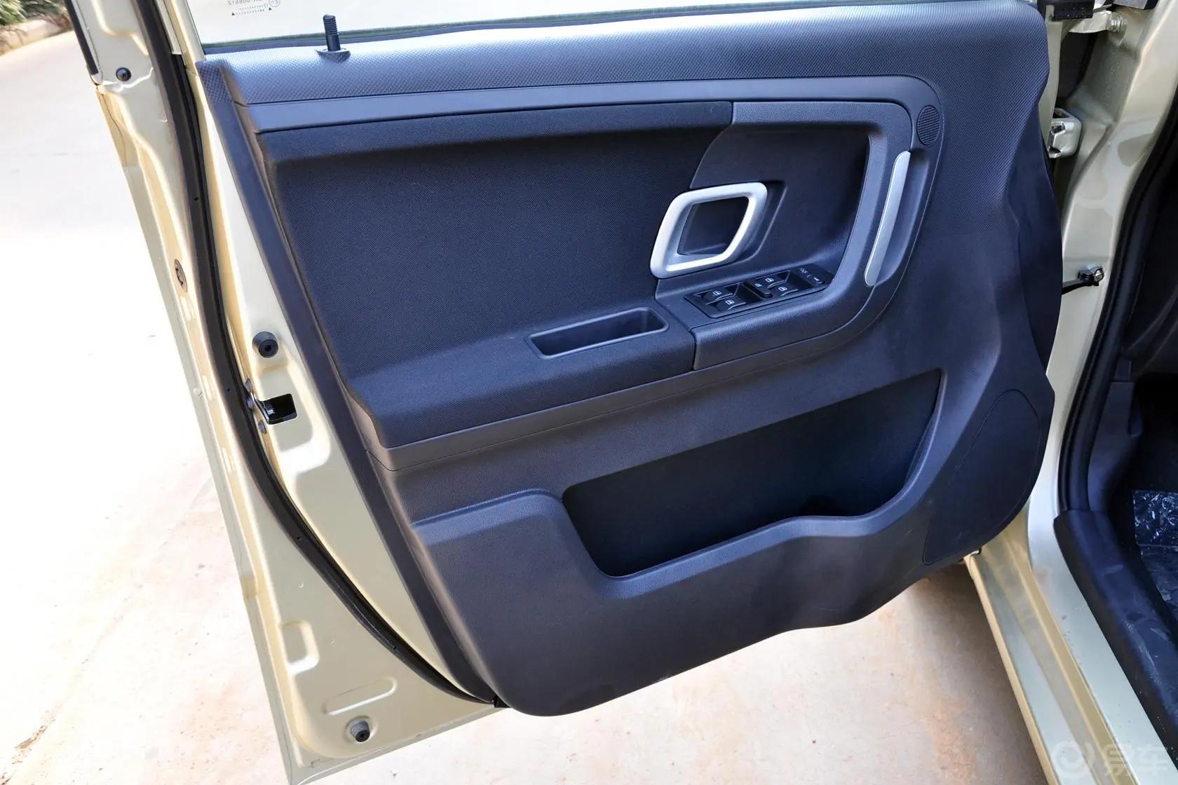 中兴C31.5L 手动商务版驾驶员侧车门内门板