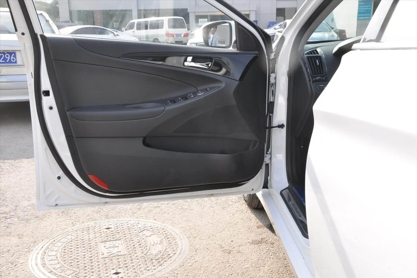 索纳塔2.4L 自动 GLX 豪华版 国五驾驶员侧车门内门板