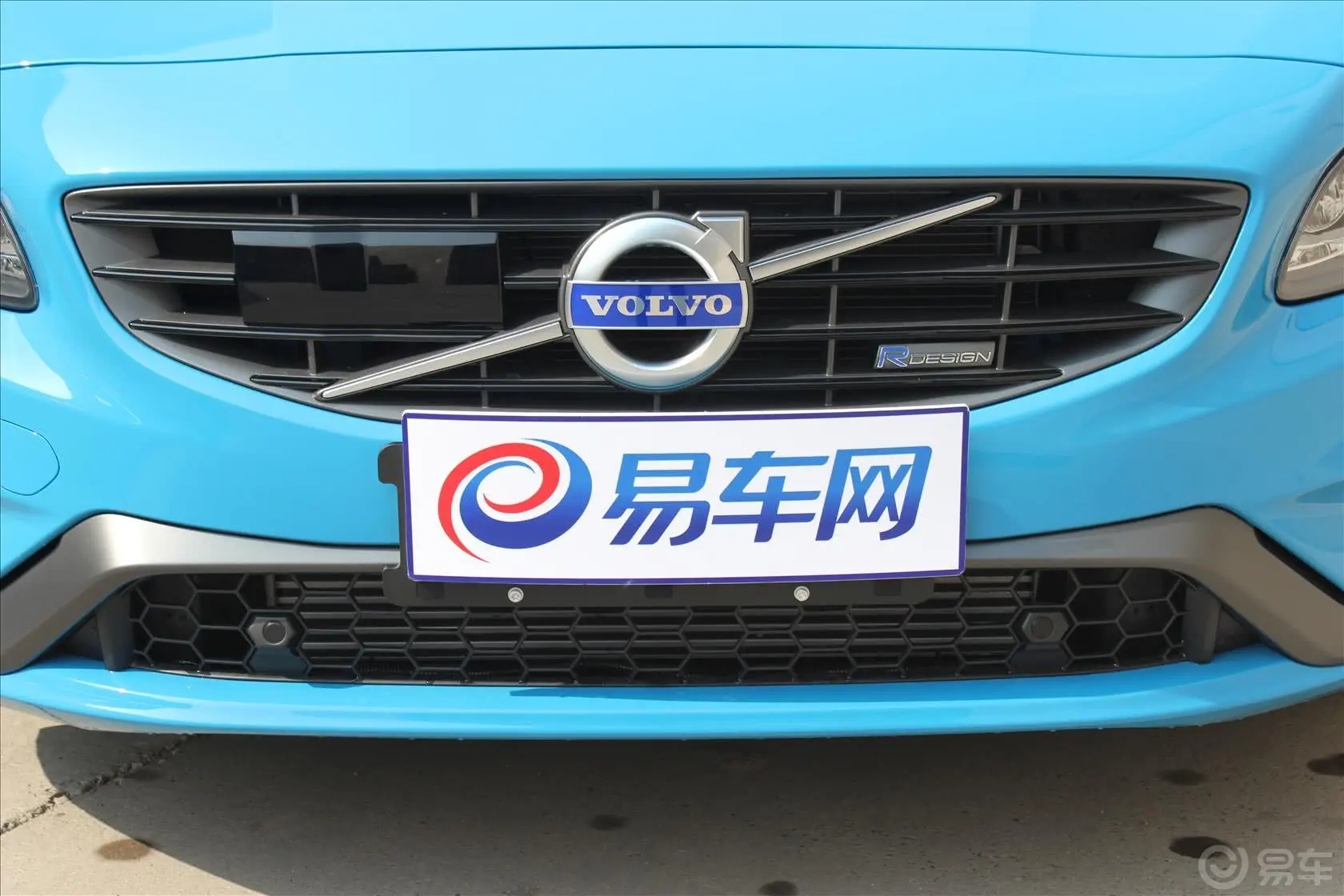 沃尔沃V60T6 AWD 个性运动版前格栅侧俯拍