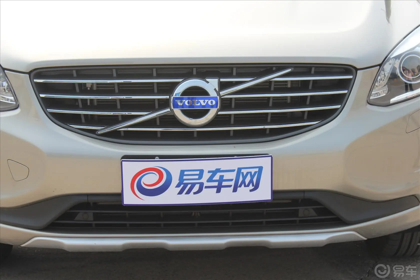 沃尔沃XC60(进口)T5 智逸版前格栅侧俯拍