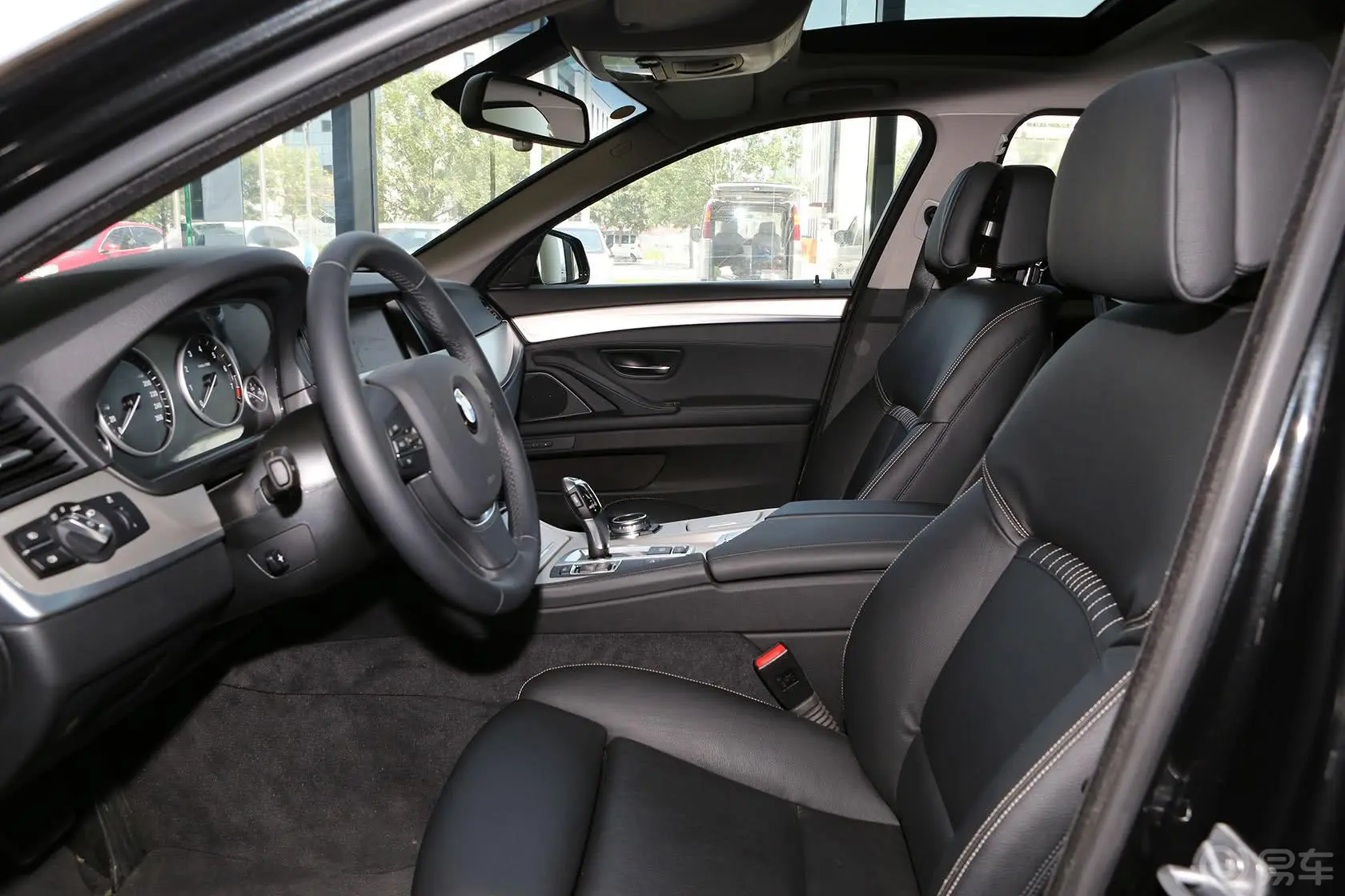 宝马5系(进口)528i xDrive豪华型前排空间