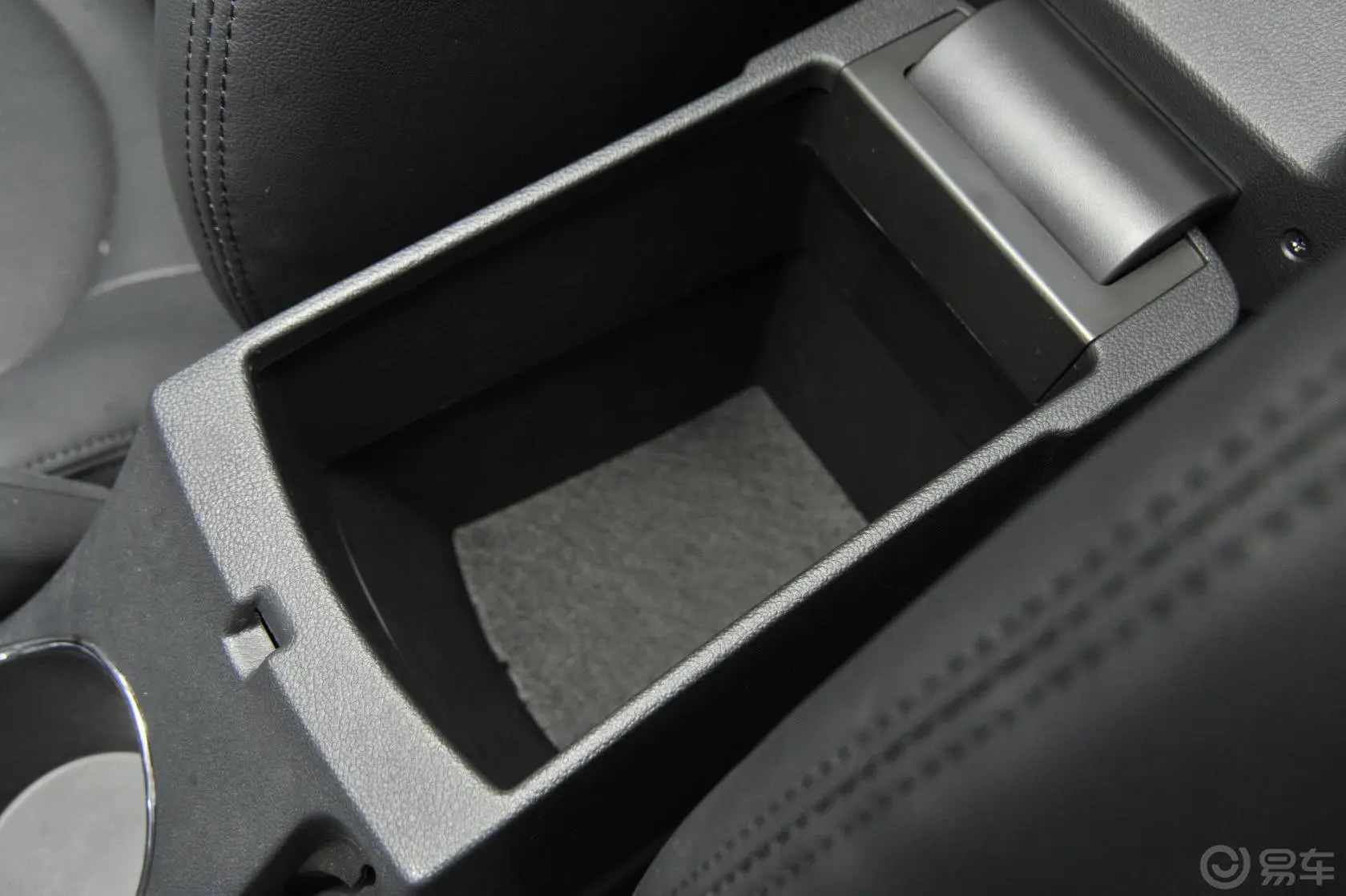 福瑞迪1.6L 手自一体 Premium前排中央扶手箱空间