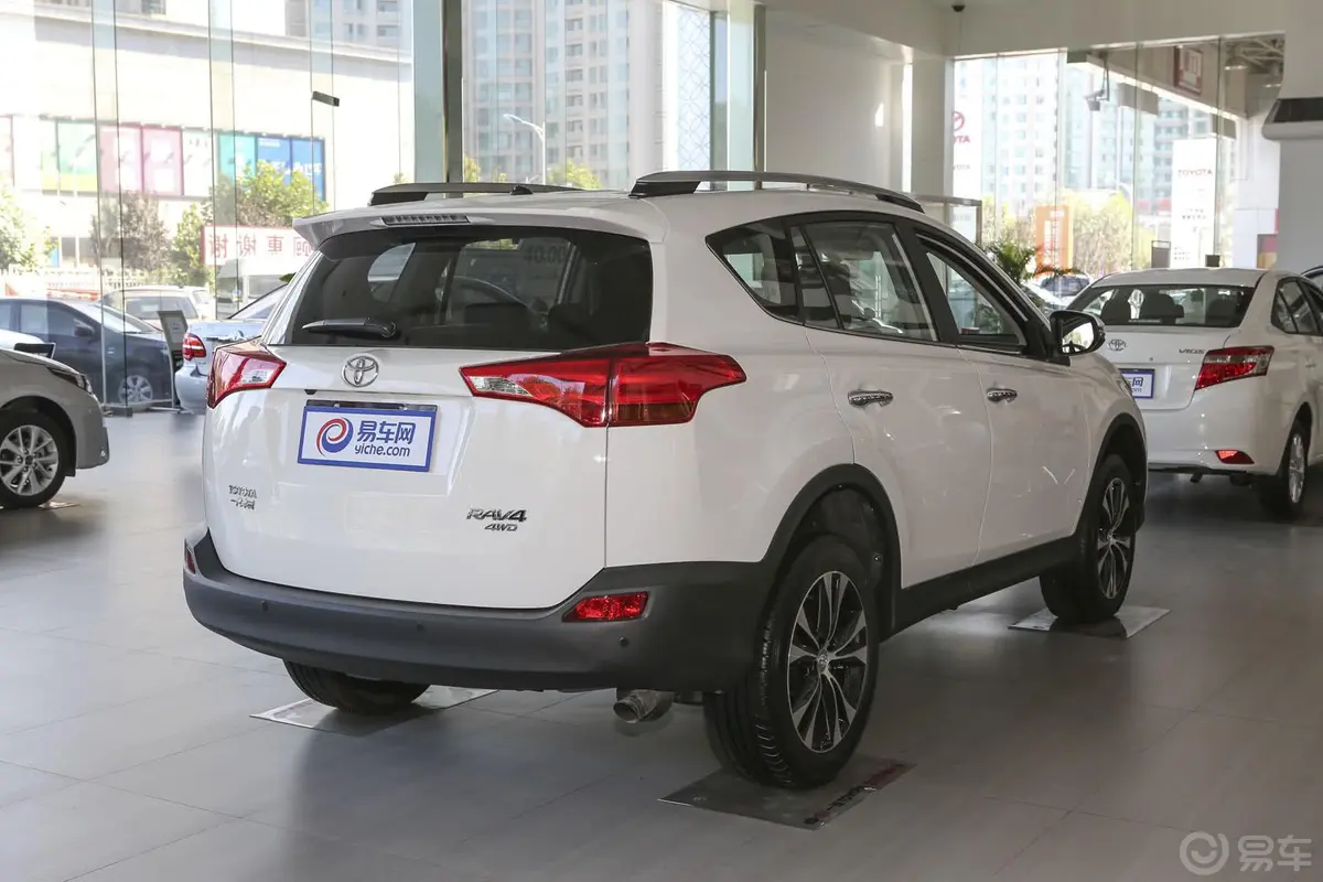 RAV4荣放2.5L 手自一体 豪华版侧后45度车头向右水平