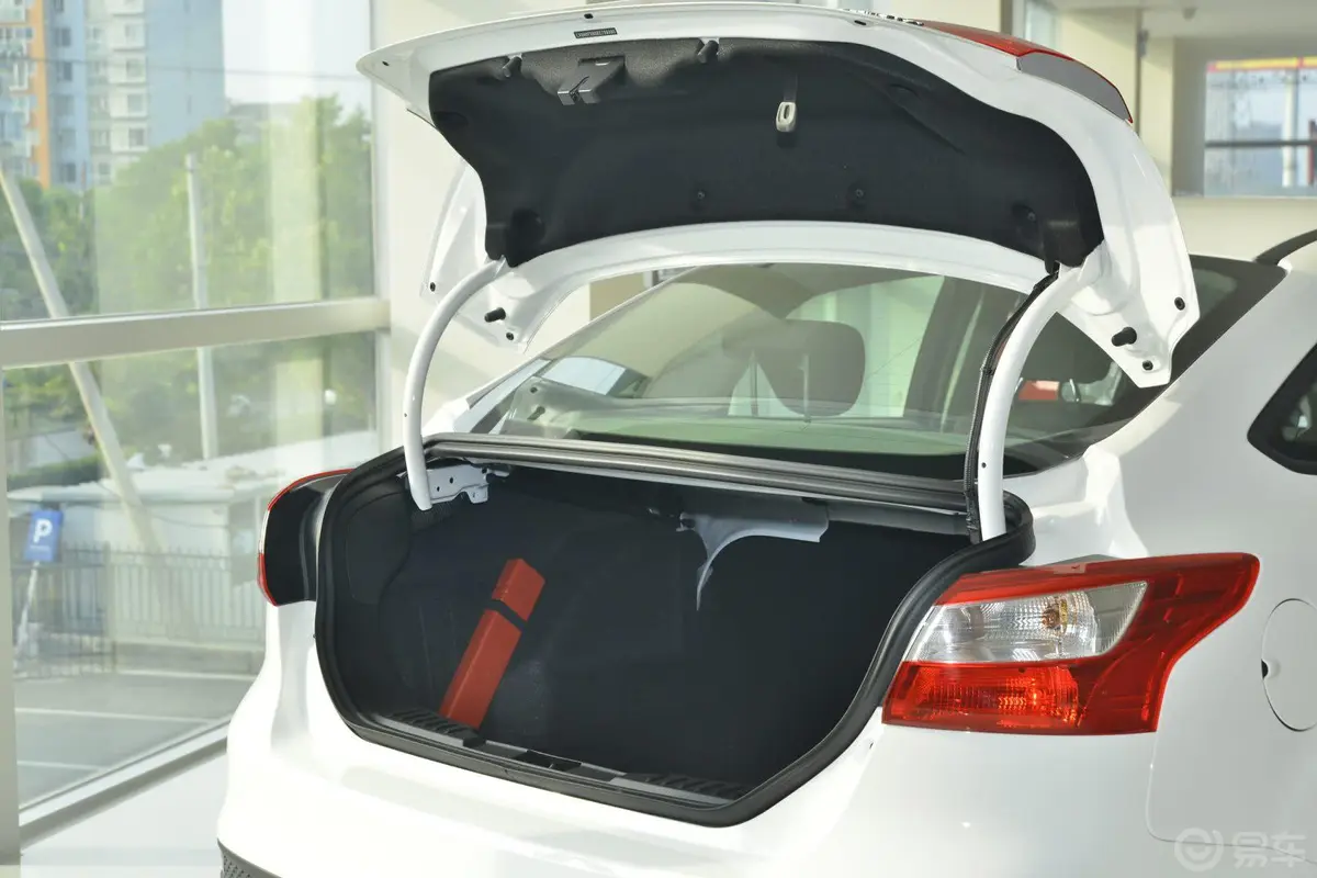 福克斯三厢 1.6L 自动 舒适型行李厢开口范围