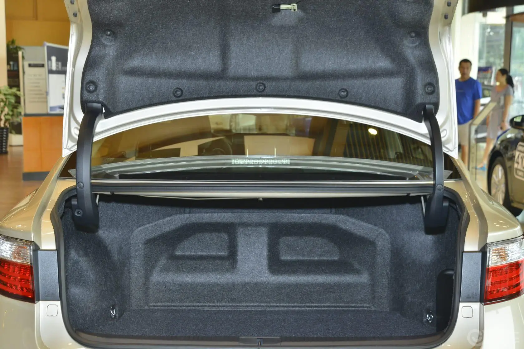 雷克萨斯ES300h 精英版行李箱空间