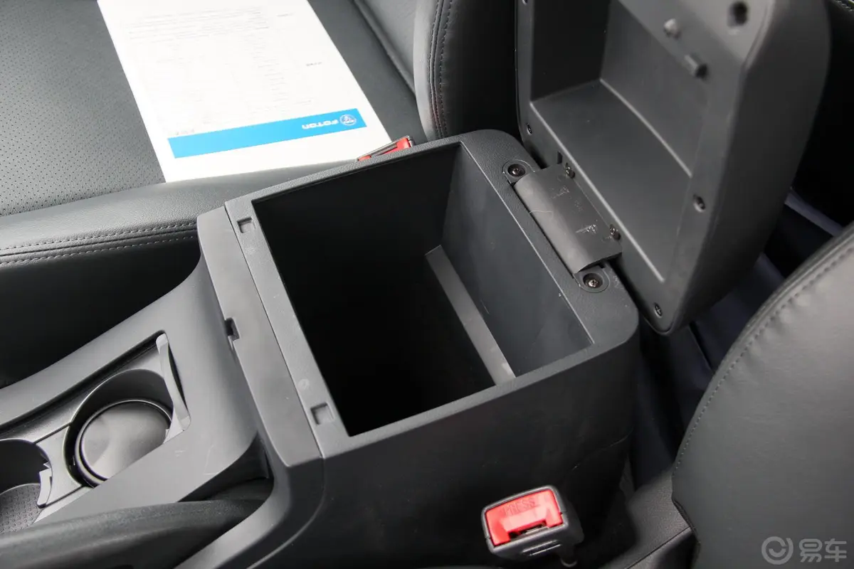 拓陆者E32.8T 手动 四驱 至尊版 柴油 前排中央扶手箱空间