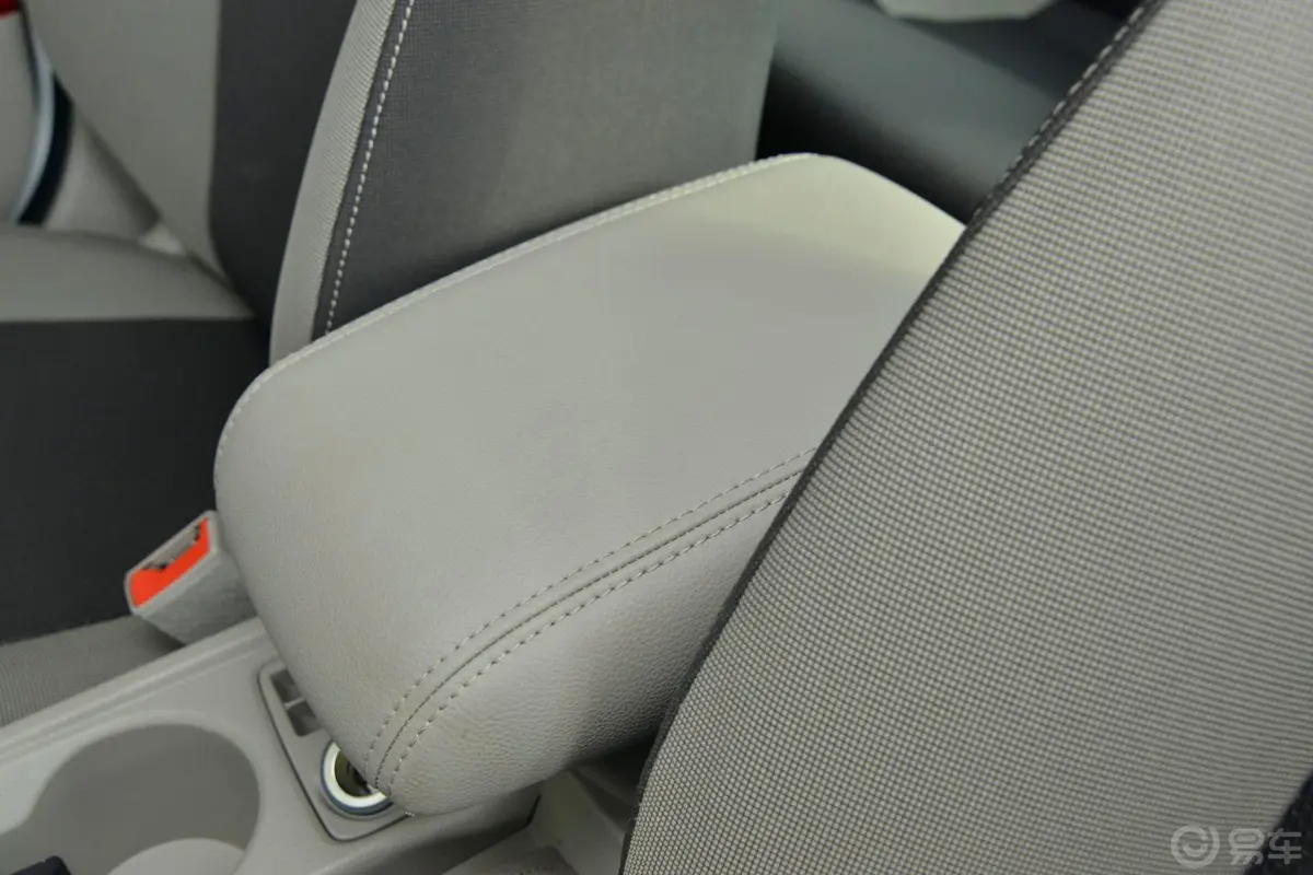 福克斯三厢 1.6L 自动 舒适型前排中央扶手箱