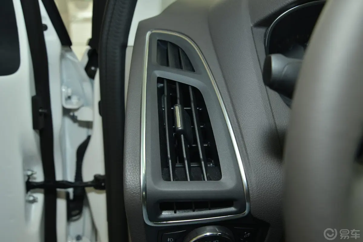福克斯三厢 2.0L 自动 旗舰型内饰