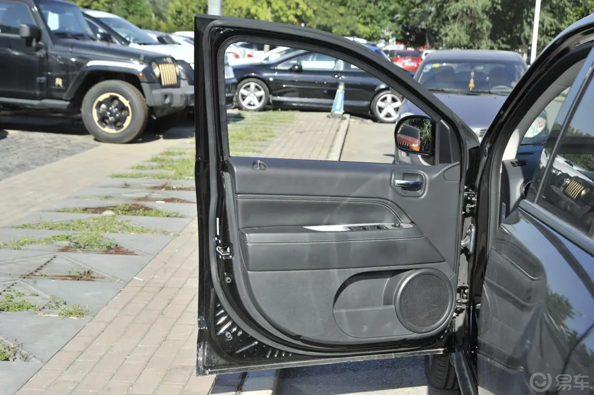 指南者(进口)改款 2.4L 自动 豪华版驾驶员侧车门内门板