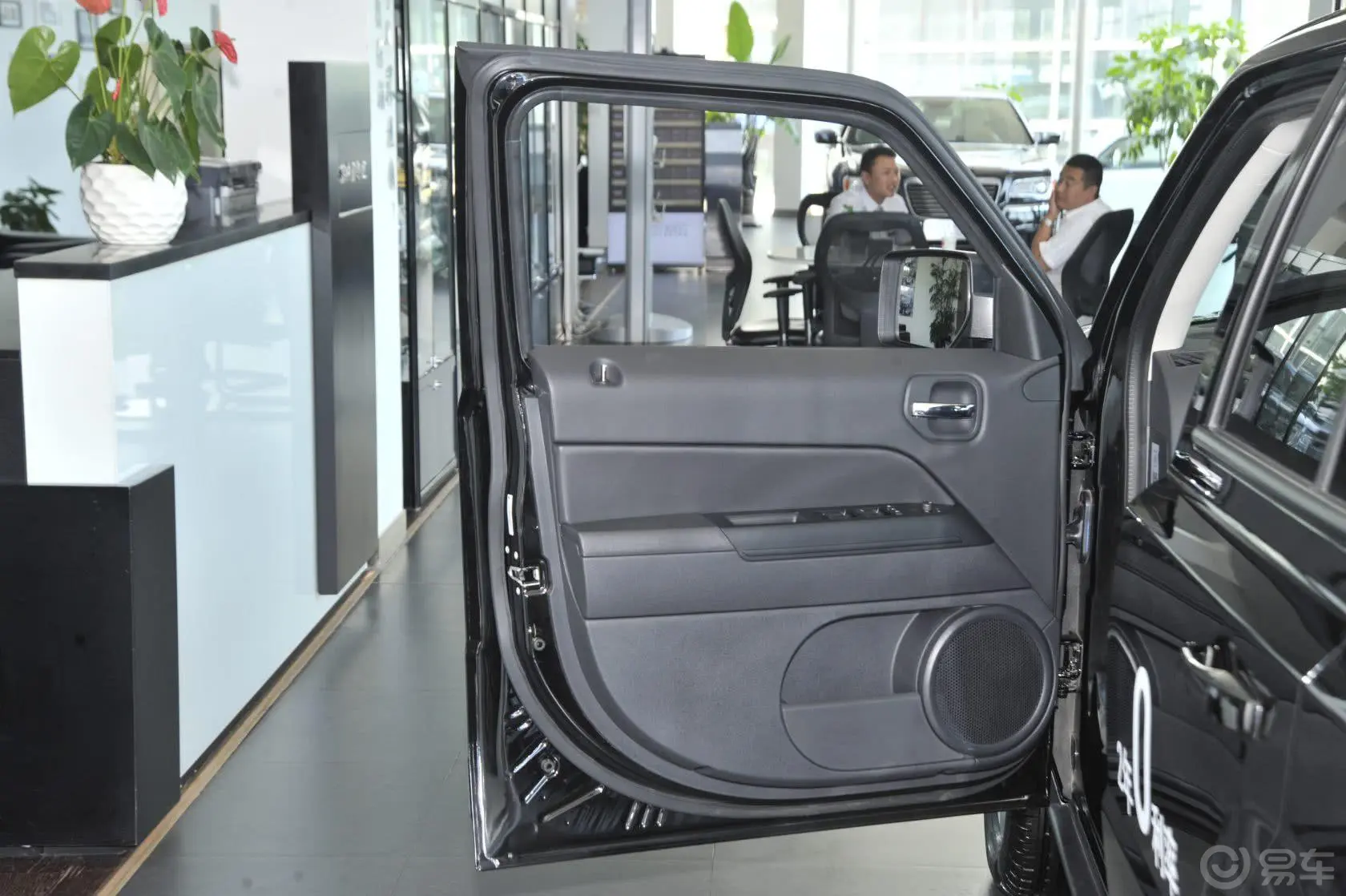 自由客改款 2.0L CVT 运动增强版驾驶员侧车门内门板
