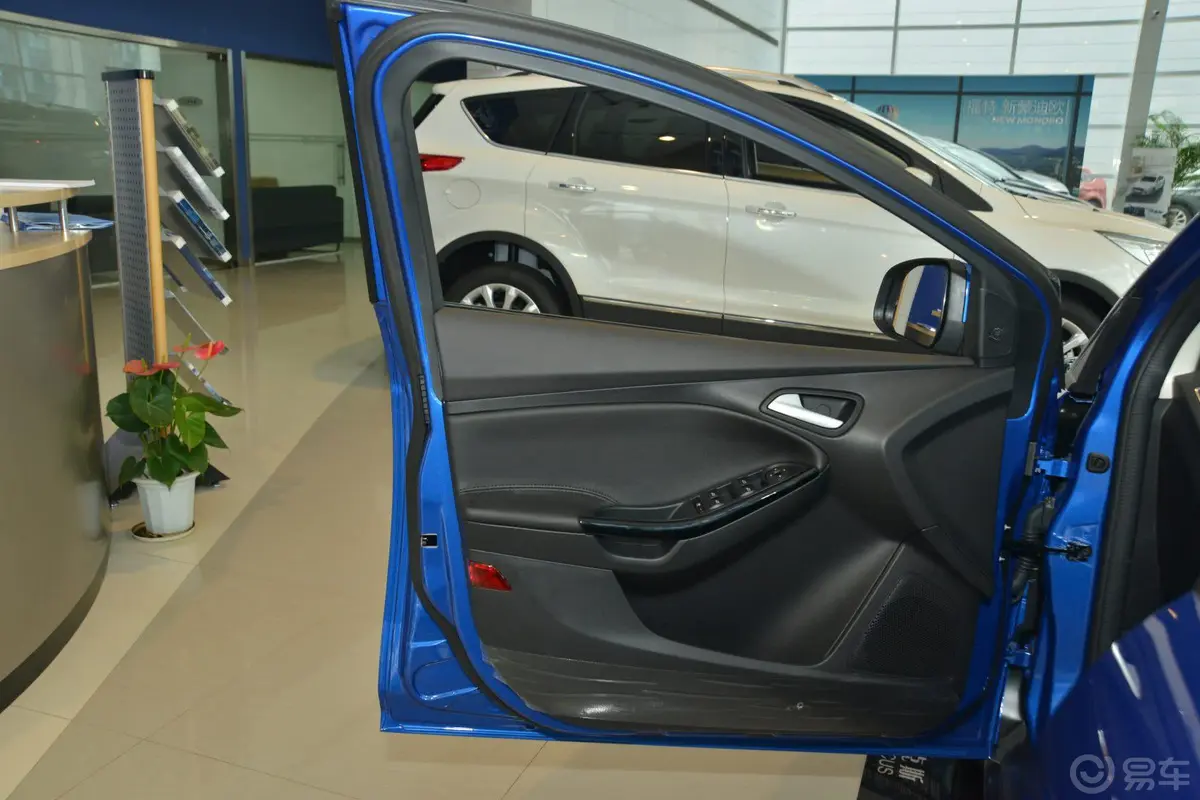 福克斯两厢 1.6L 自动 风尚型驾驶员侧车门内门板