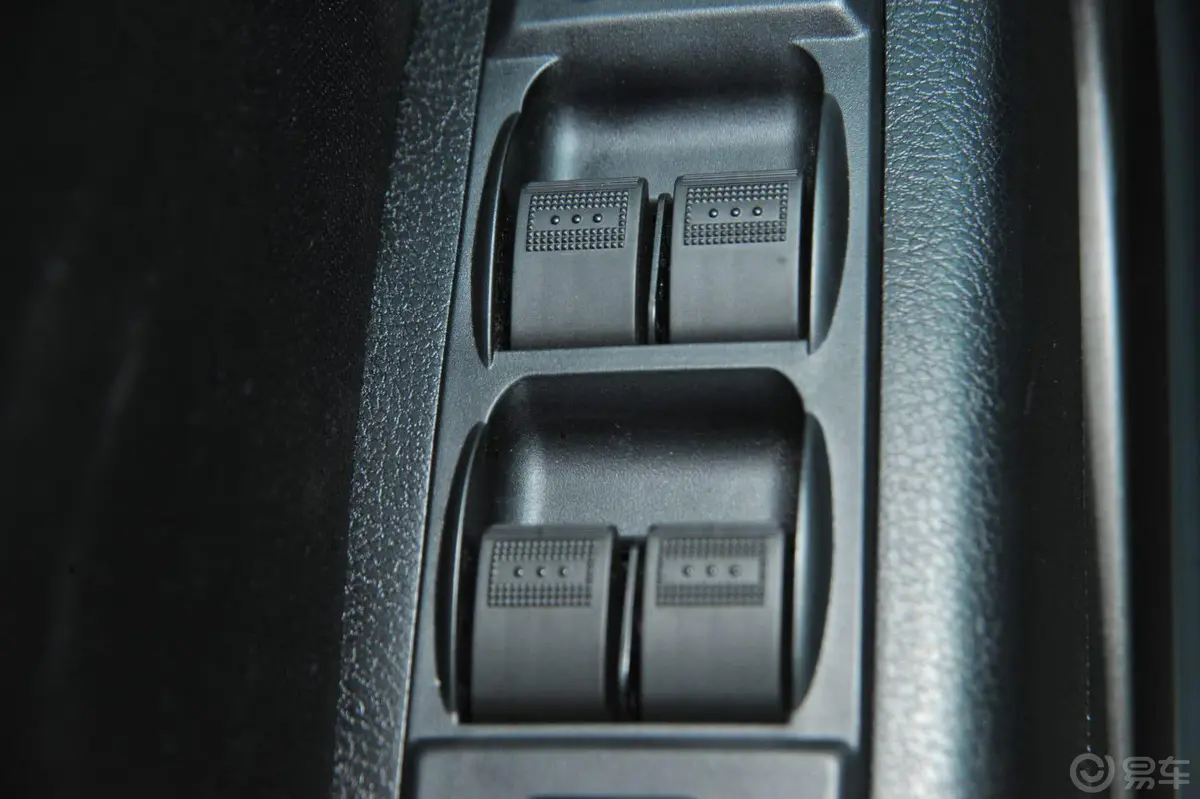 奔腾X802.0L 自动 舒适 周年纪念型车窗升降键