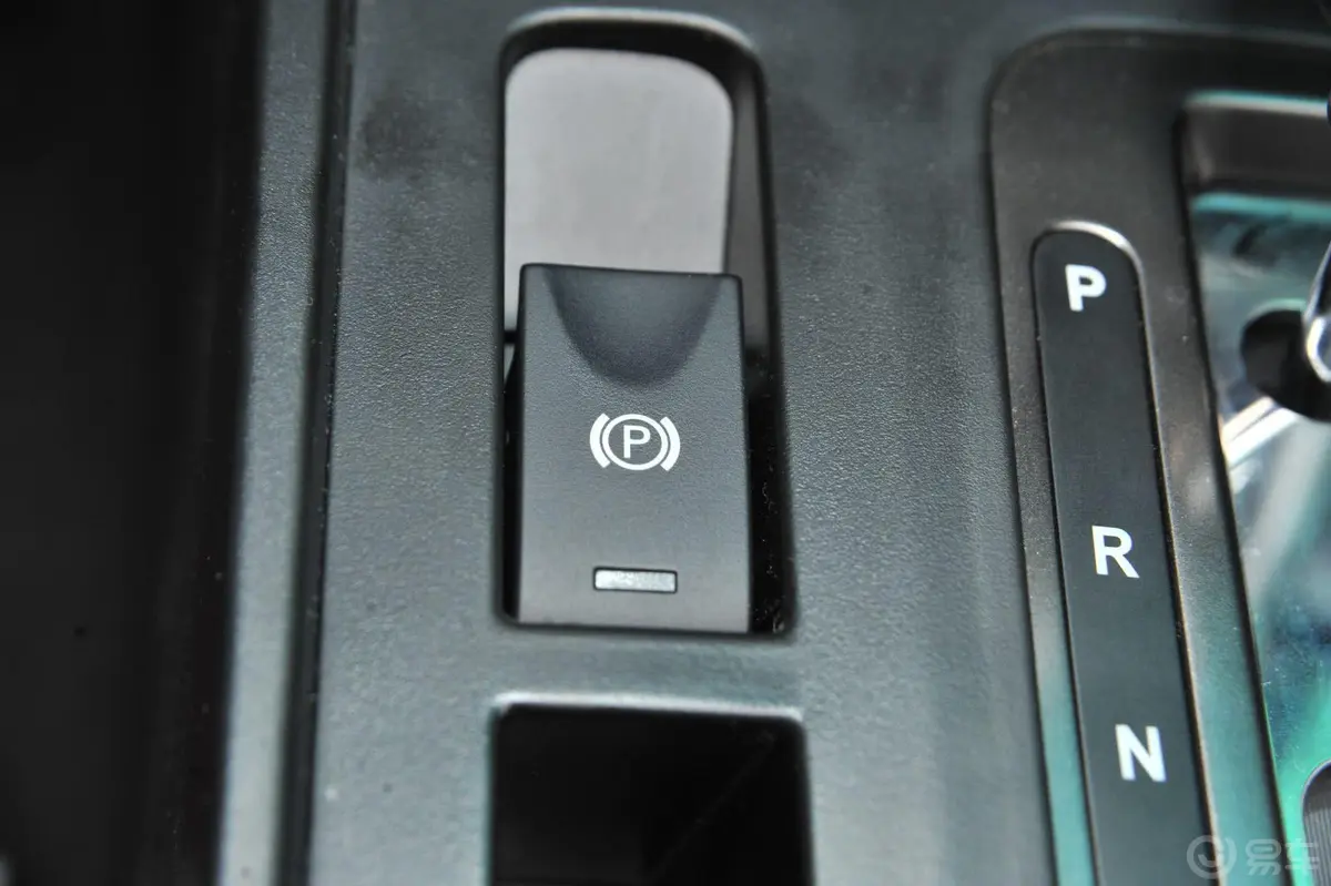 奔腾X802.0L 自动 舒适 周年纪念型驻车制动（手刹，电子，脚刹）