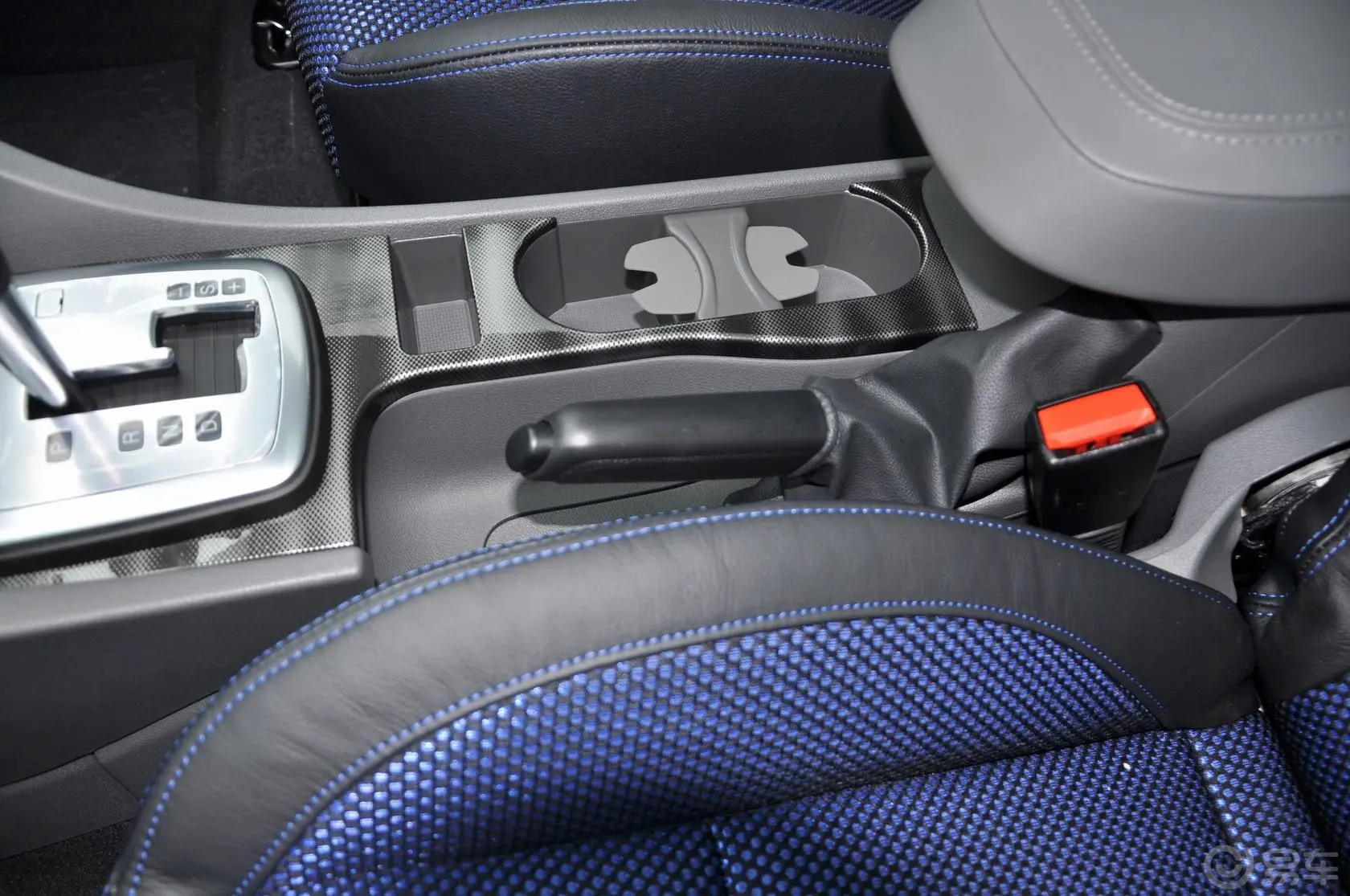 福克斯两厢 经典版 1.8L 自动 酷白典藏版驻车制动（手刹，电子，脚刹）
