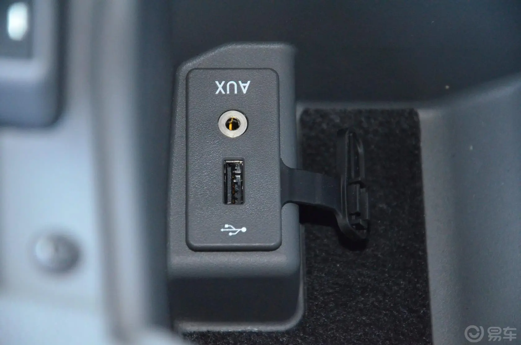 福克斯两厢 经典版 1.8L 自动 酷白典藏版USB接口