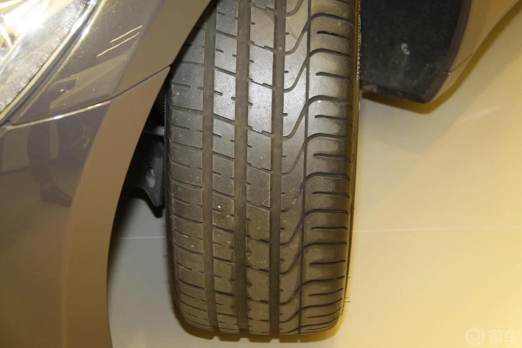 GranCabrio4.7L FENDI定制限量版敞篷跑车轮胎花纹