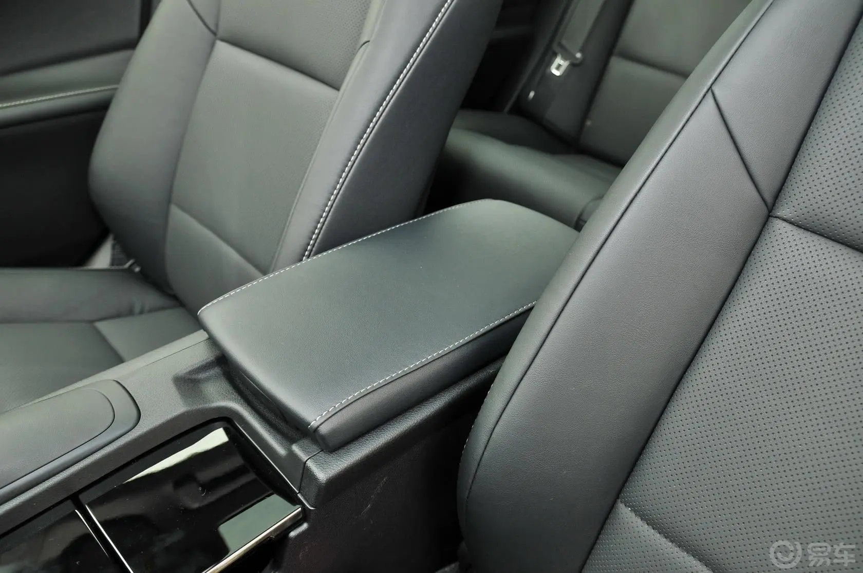 雷克萨斯ES300h 舒适版前排中央扶手箱