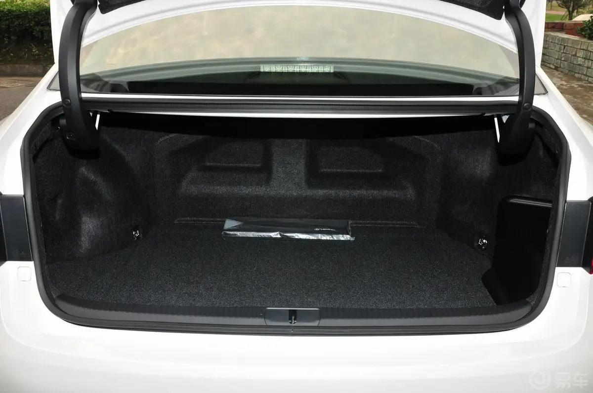 雷克萨斯ES300h 舒适版行李箱空间