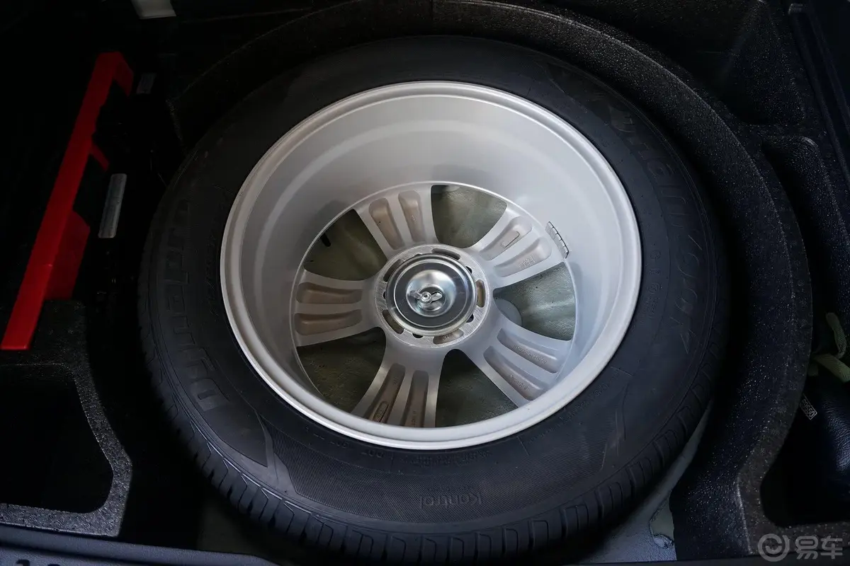 奔腾X802.0L 自动 舒适 周年纪念型备胎