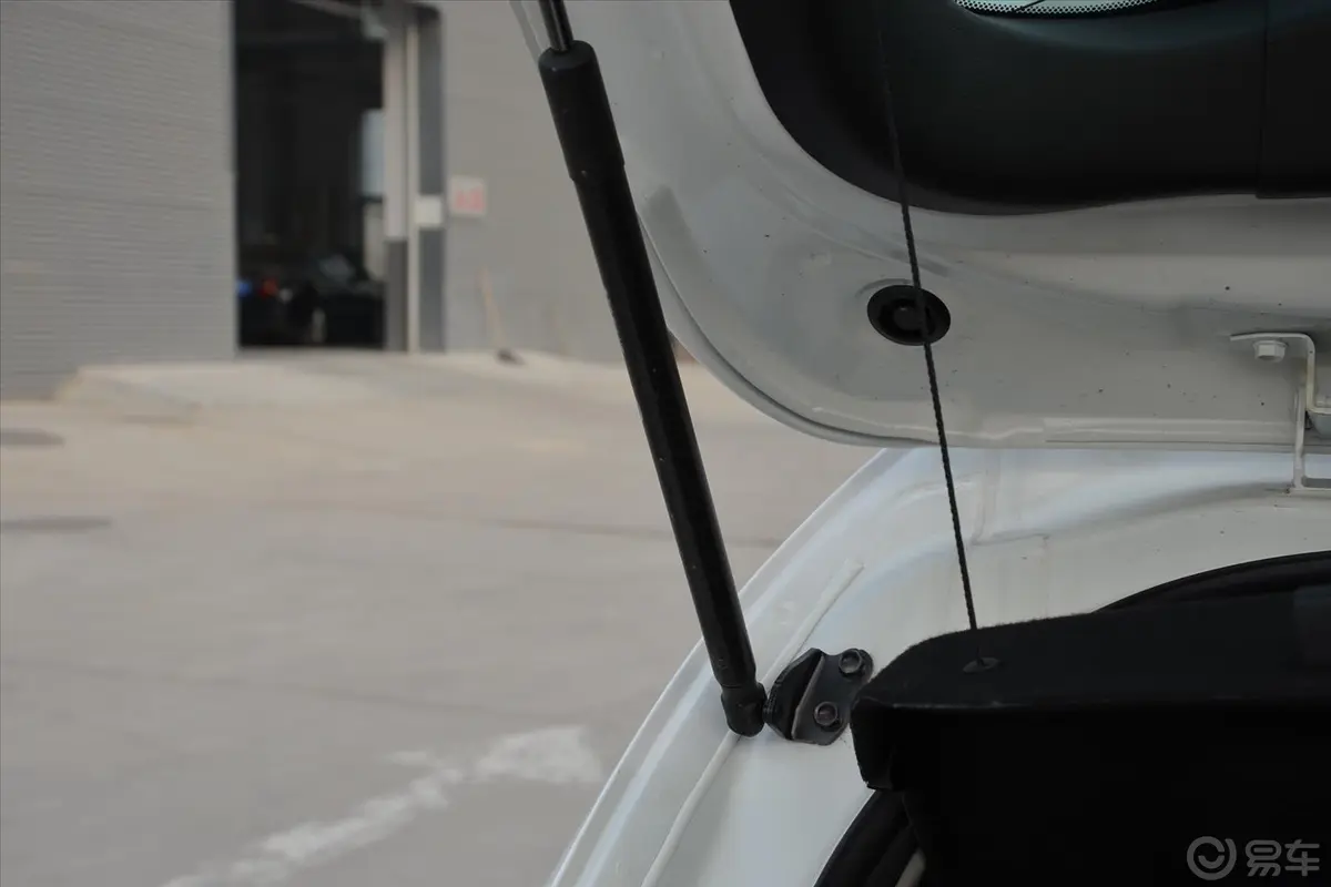 马自达3 星骋两厢 1.6L 自动 精英型行李厢支撑杆