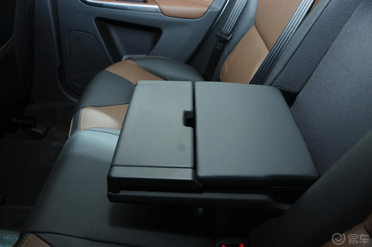 沃尔沃XC60T6 AWD 智越版后排扶手
