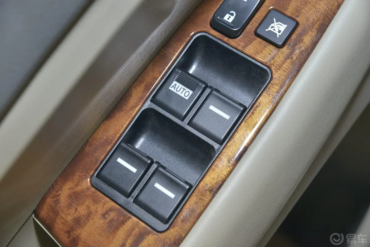 比亚迪M62.4L 自动 豪华型车窗升降键