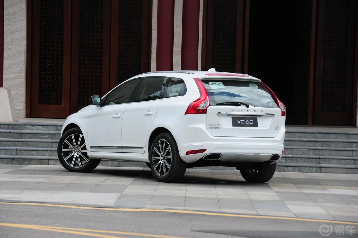 沃尔沃XC60T6 AWD 智越版侧后45度车头向左水平